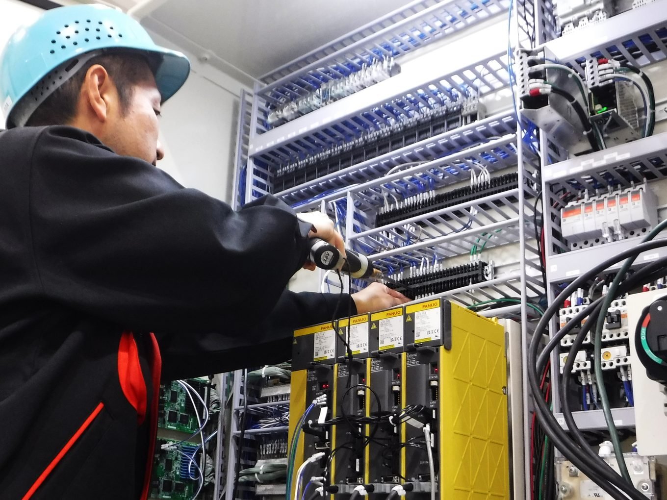 制御盤の配線作業の様子